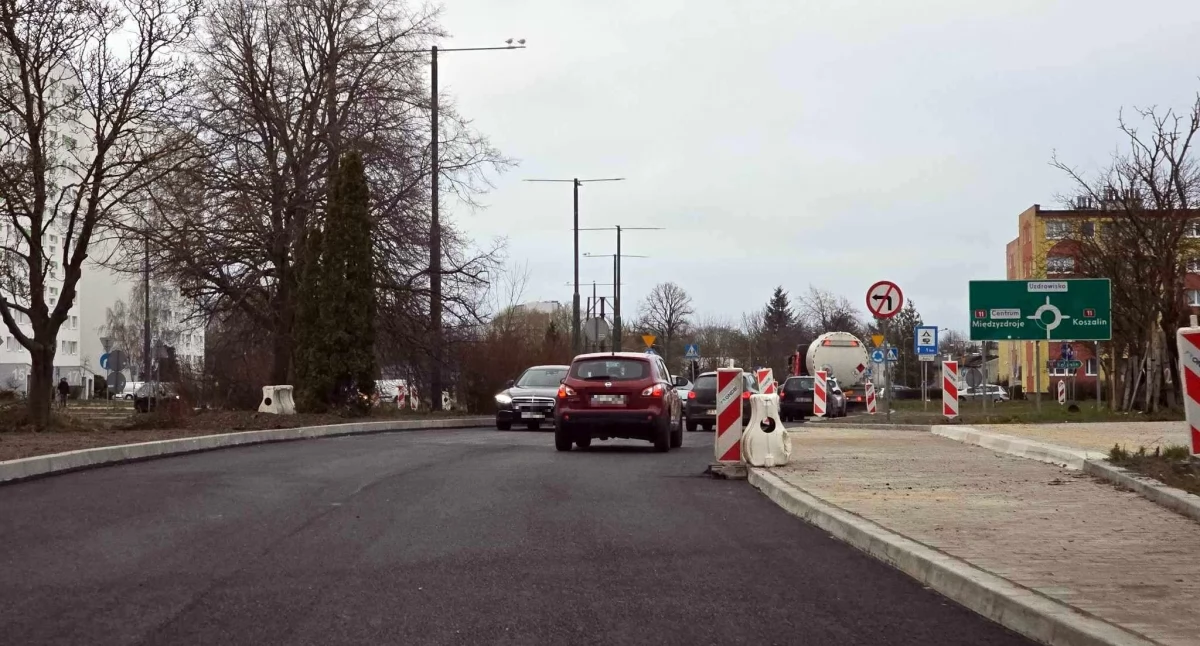 Zmiany w organizacji ruchu na ul. Krzywoustego. Kolejny etap przebudowy i nowe utrudnienia