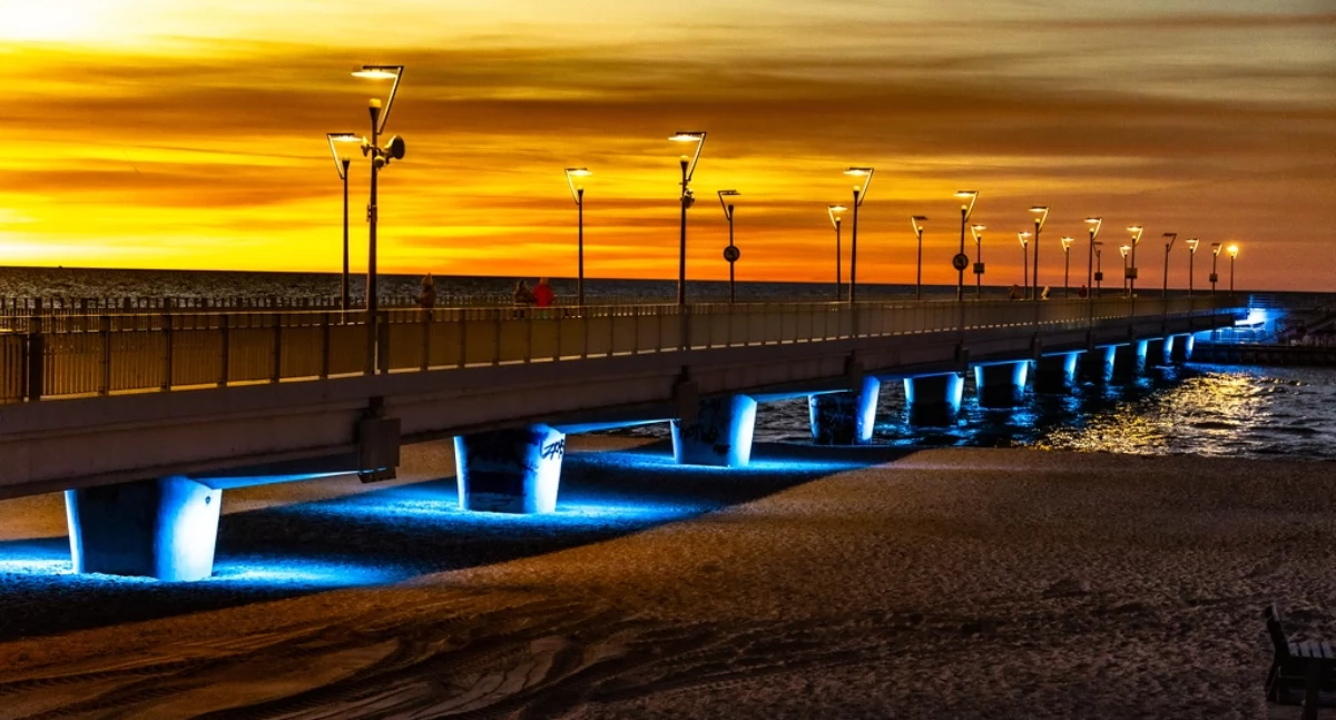 Latarnia, molo, bindaż... Kołobrzeg rozbłysnął na niebiesko [zdjęcia]
