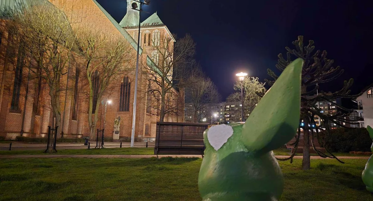 Wielkanocne zające zniszczone. To kolejny taki incydent w centrum miasta