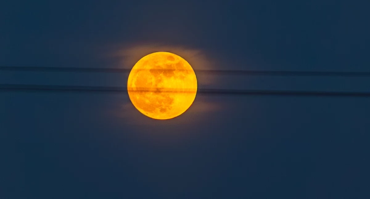Różowa Pełnia Księżyca nad Kołobrzegiem (foto)
