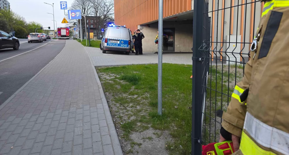 Interwencja służb przy parkingu wielopoziomowym