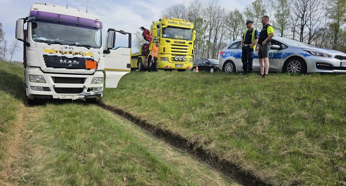 Ciężarówka w rowie na S6. Przewoziła butle z gazem