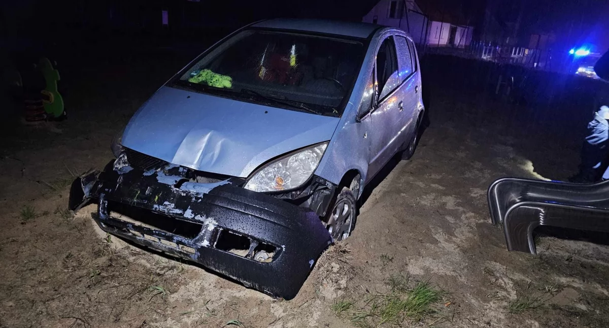 Rozpędzone Mitsubishi wjechało w plac zabaw. Kierowca był kompletnie pijany