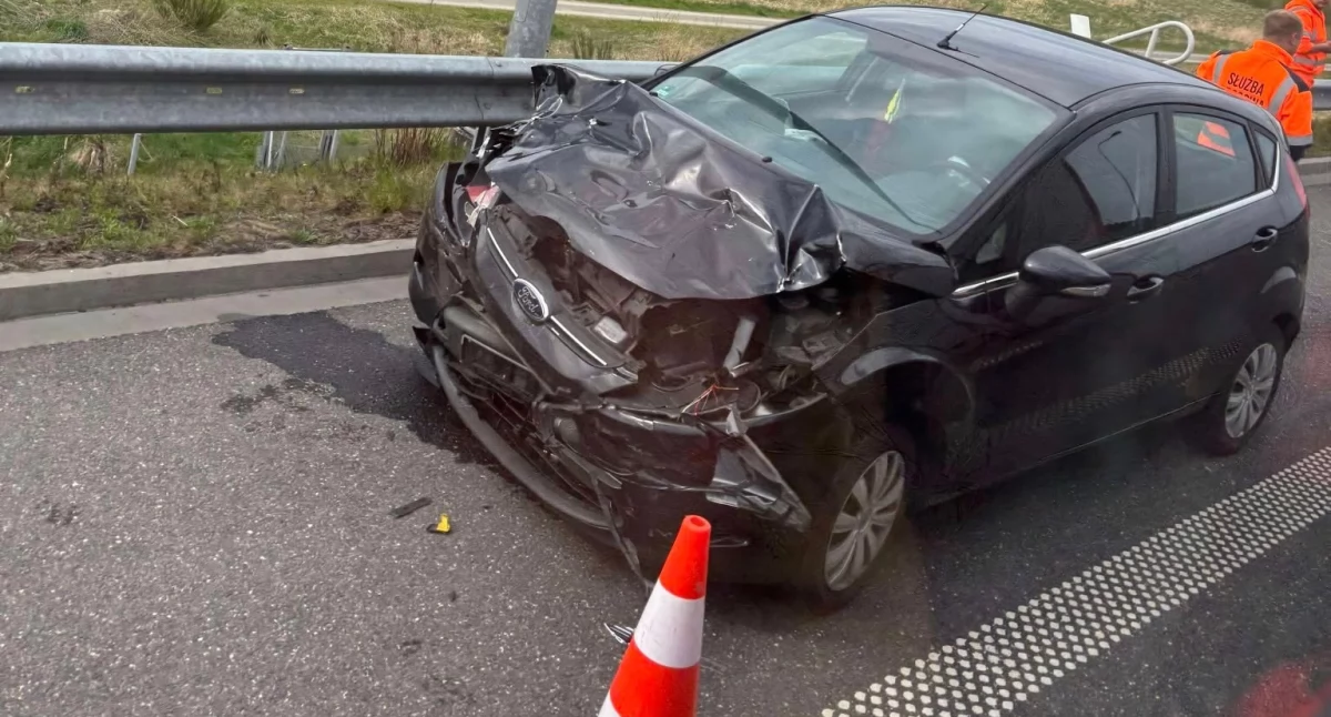 Zderzenie na ekspresówce. Sprawca odjechał uszkodzonym fordem