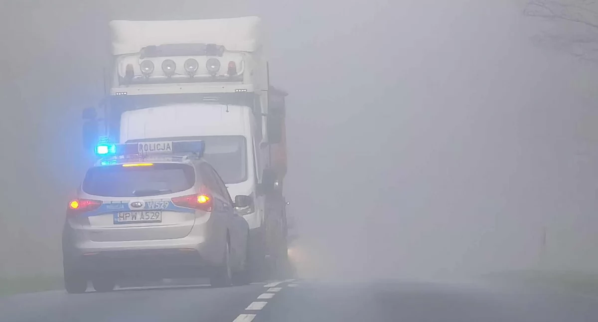 Zderzenie dwóch aut. Droga całkowicie zablokowana