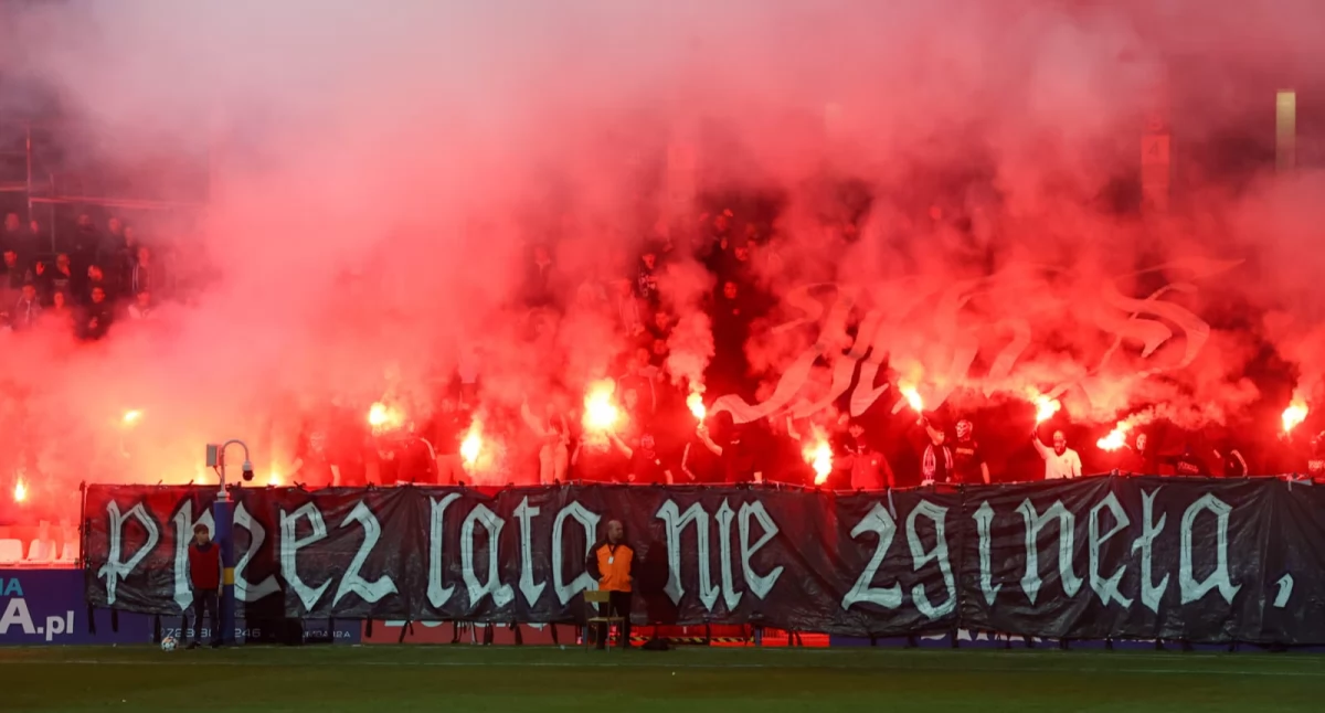 Pirotechniczne show na meczu Kotwicy z Ruchem