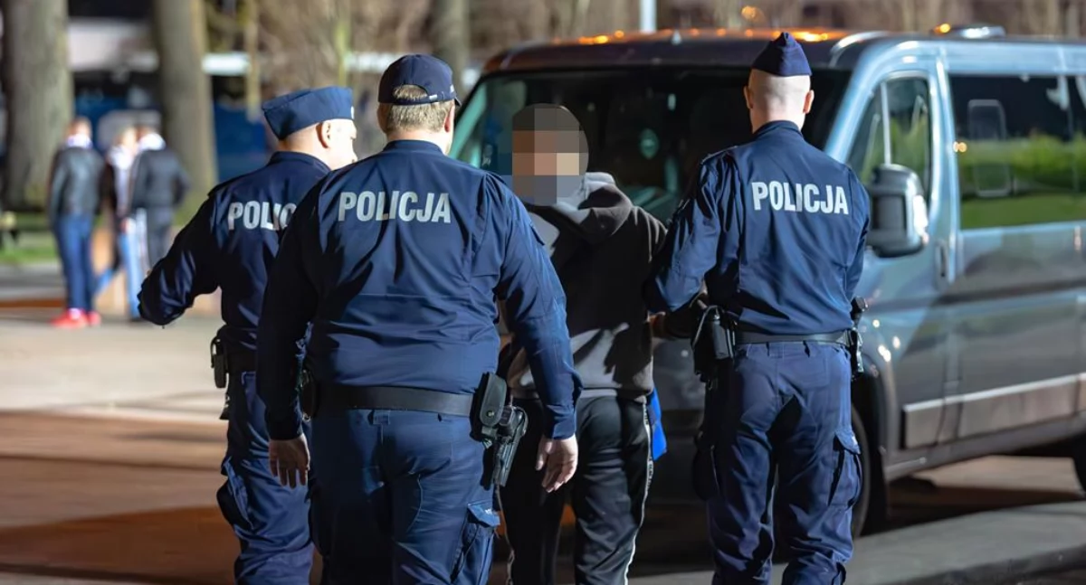 Kibice odpalili pirotechnikę. Kontrole policji po meczu Kotwica - Ruch