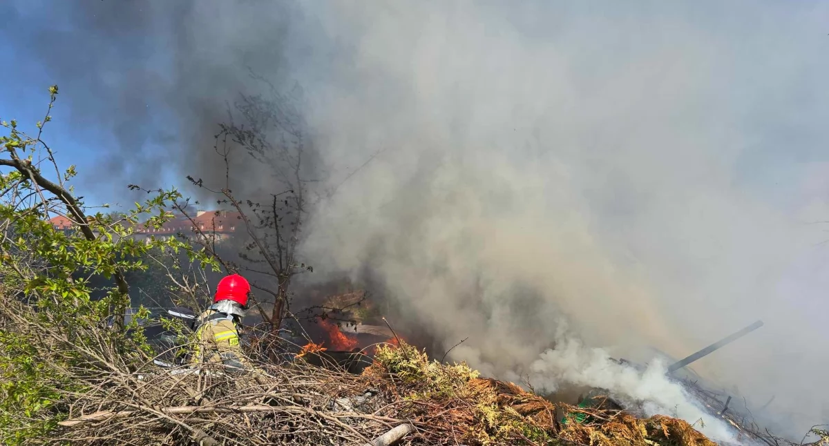 Chmura dymu nad działkami. Płonęły odpady (zdjęcia)