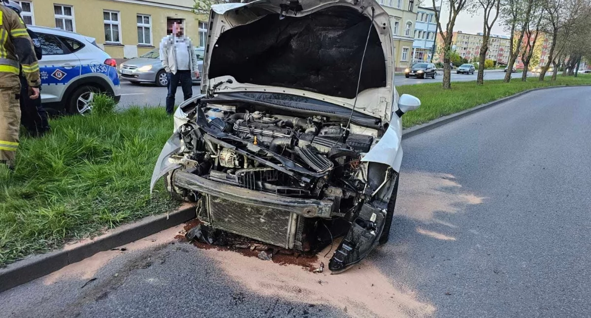 Wypadł z drogi i uderzył w bariery. 19-latek ukarany mandatem