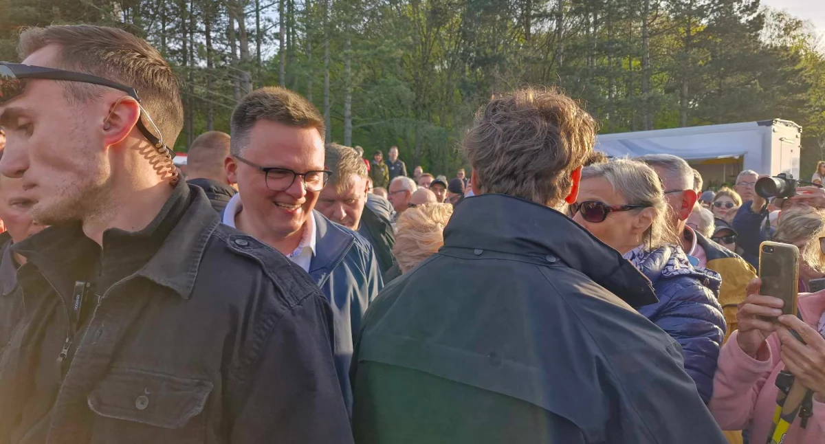 Szymon Hołownia rozdawał uściski i...kiełbasę wyborczą. Tłumy przy molo