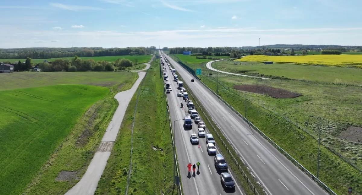 Utrudnienia na S6 w kierunku Kołobrzegu. Bus wylądował na barierach
