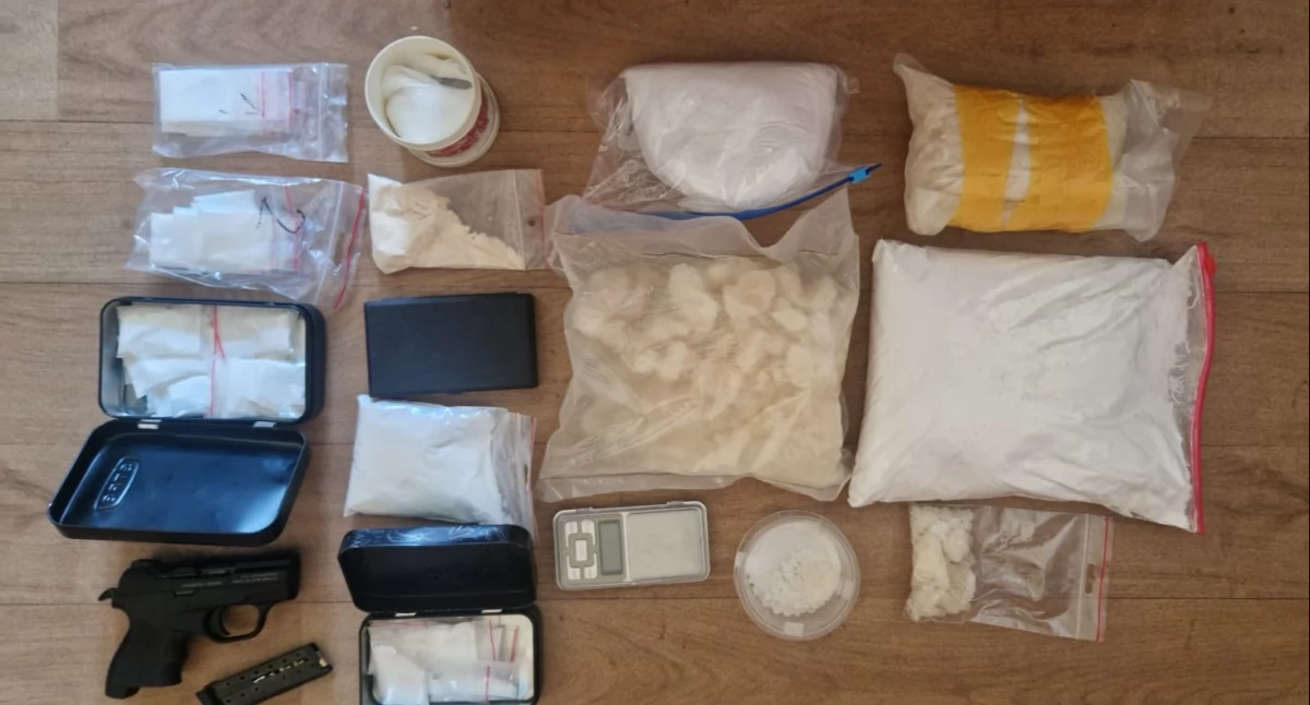 Cztery kilogramy narkotyków i broń hukowa w aucie. 34-latek zatrzymany przez policję