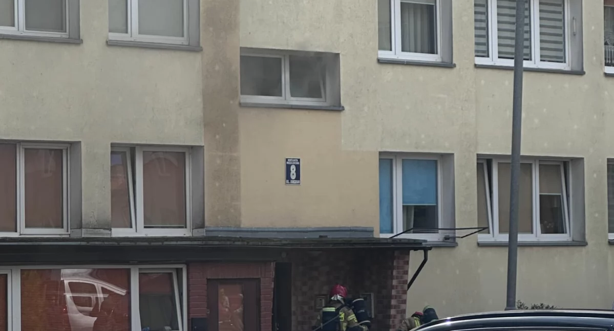 Pożar w budynku przy Jerzego. Duże zadymienie klatki schodowej