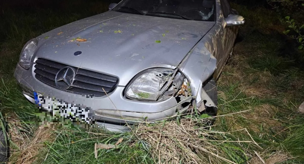 Mercedes wypadł z drogi. Na miejscu nie było kierowcy