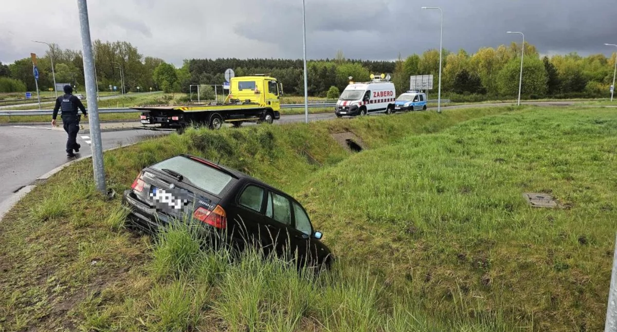BMW wpadło do rowu przed wjazdem na S6. Kierowca był pijany
