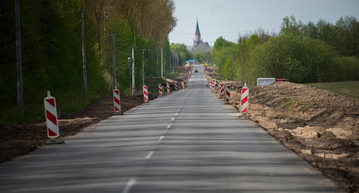 Nowe mosty, szersza jezdnia i cicha nawierzchnia.  Zobacz, jak postępują prace na DW102 [ZDJĘCIA]