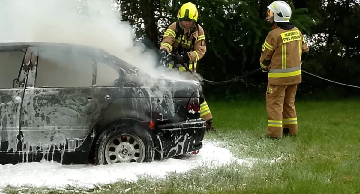 Płonące BMW na posesji - auto doszczętnie spłonęło 