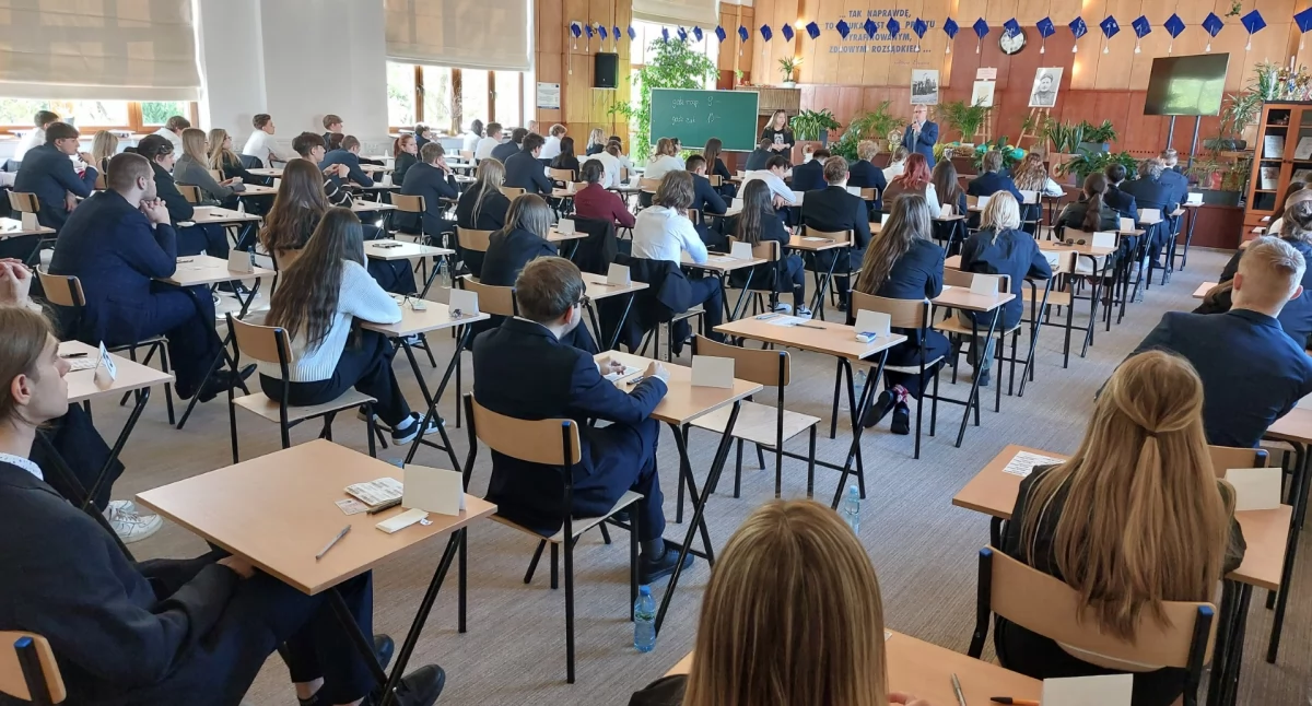 Maturzyści już przy stolikach. Ilu absolwentów przystąpiło do egzaminów?