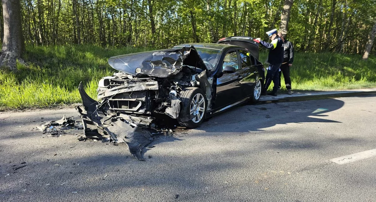 BMW uderzyło w ciężarówkę, jedna osoba trafiła do szpitala
