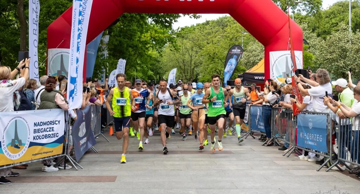 II Kołobrzeski Półmaraton Brzegiem Bałtyku. Pół tysiąca zawodników na starcie biegu