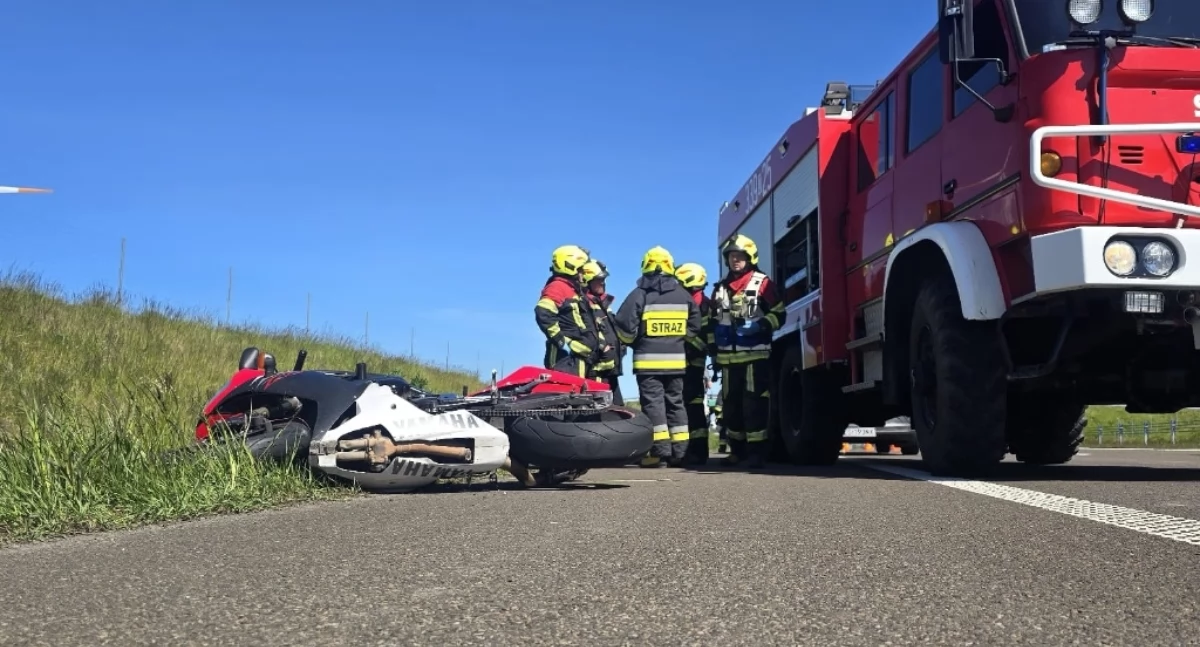 Wypadek na trasie S6 w kierunku Kołobrzegu. Zderzenie motocykla z autem osobowym 
