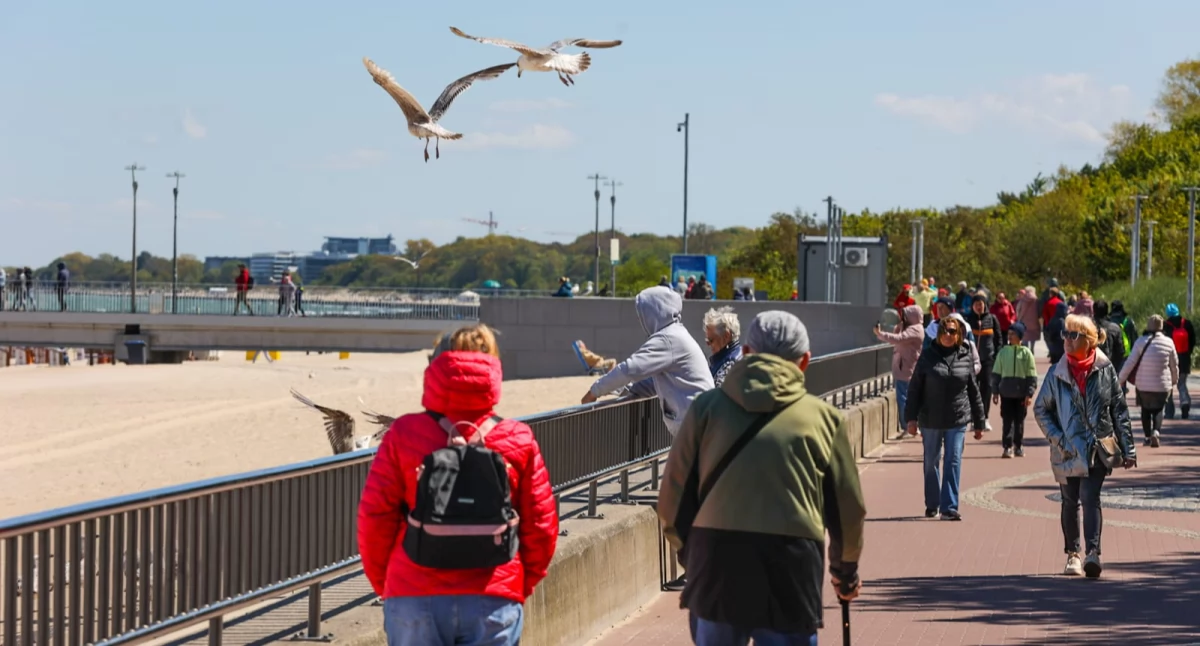 Wietrzny poniedziałek nad morzem. Plażowicze wybrali promenadę [zdjęcia]