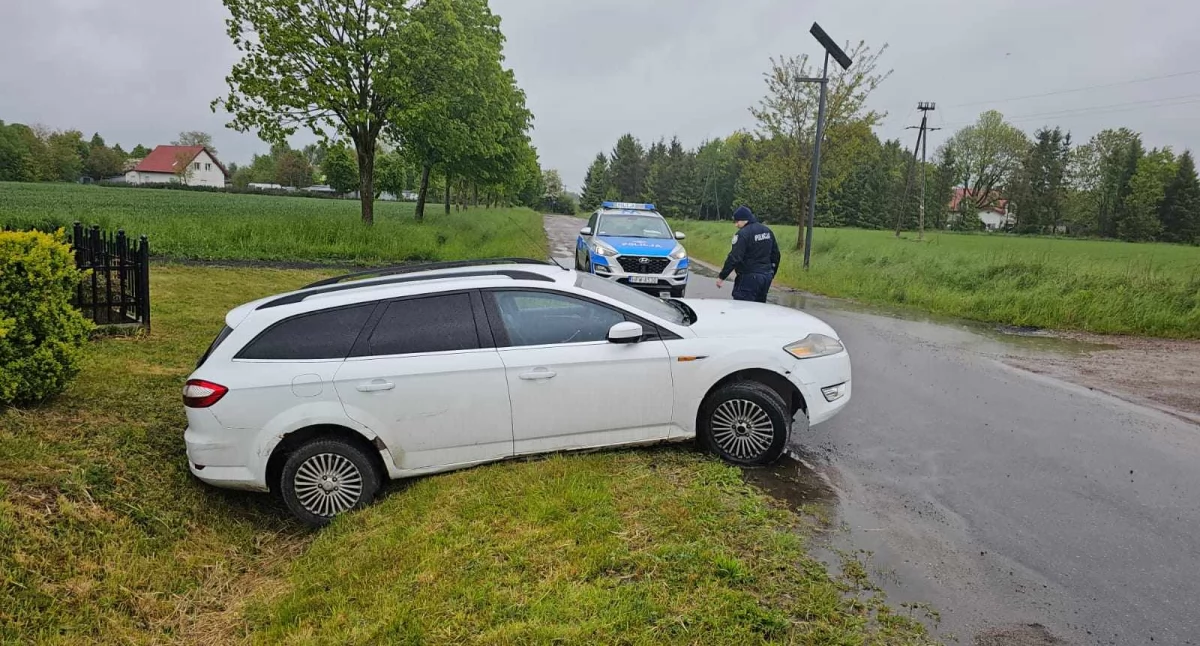 Porzucony pojazd w rowie. Policja szuka kierowcy