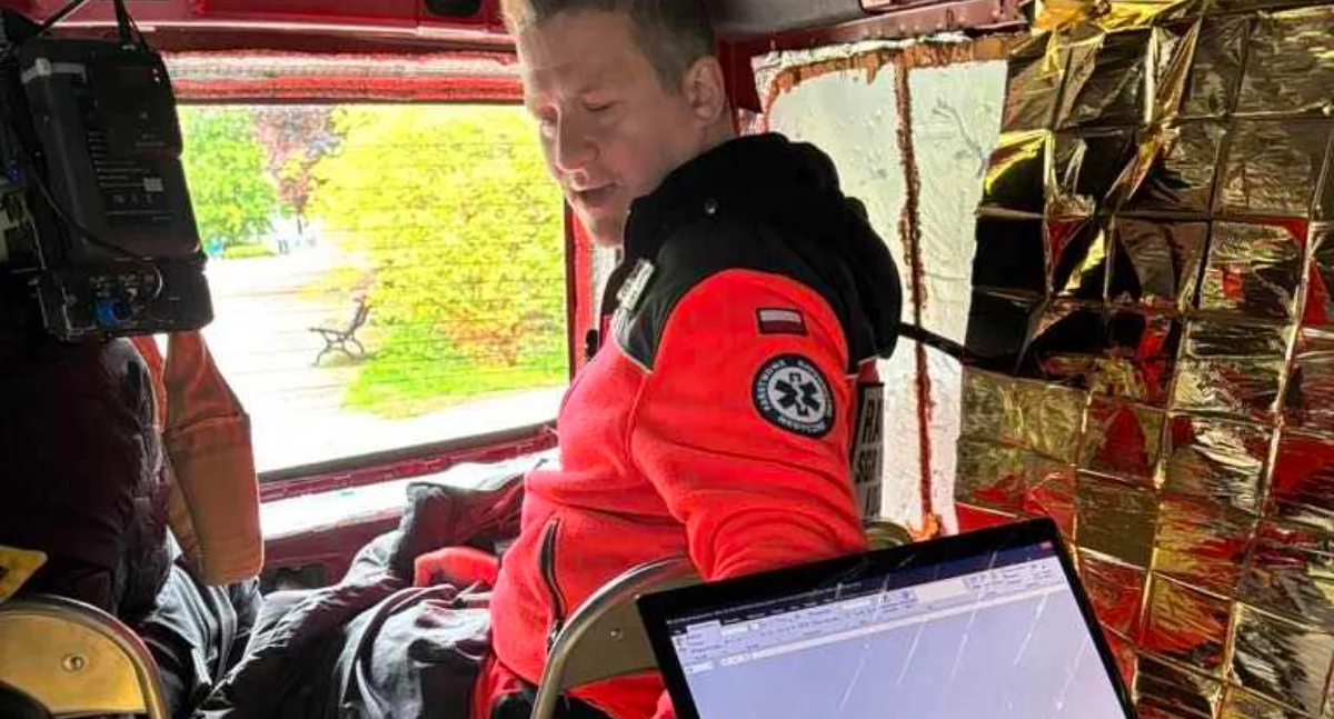 Pod ławką leżał człowiek... Ilu z nas zareagowało? Zbadało to Stowarzyszenie Paramedic