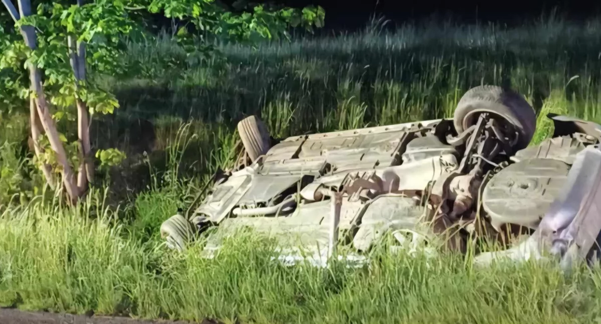 Dachowanie BMW na drodze wojewódzkiej. Dwie osoby ranne