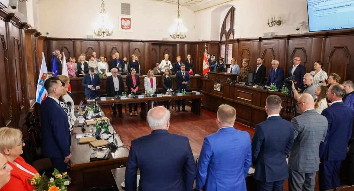 Polacy lubią samorząd? Znany profesor „od Nawrockiego
