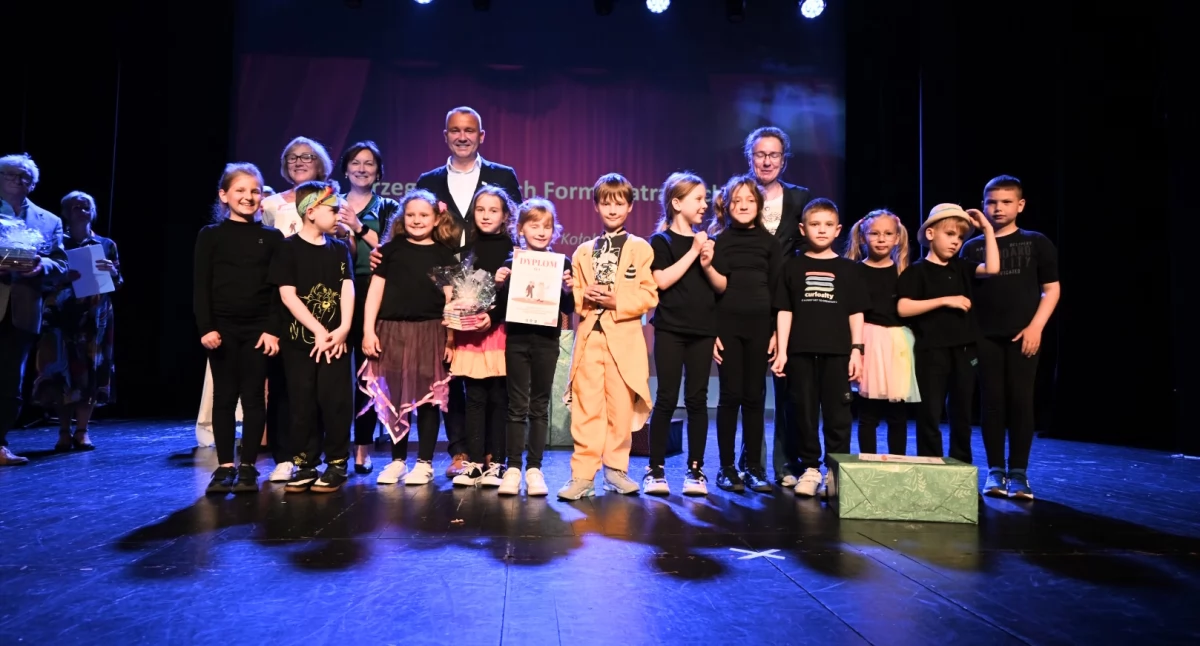 Barwne kostiumy, emocje na scenie i entuzjazm publiczności. II Przegląd Małych Form Teatralnych
