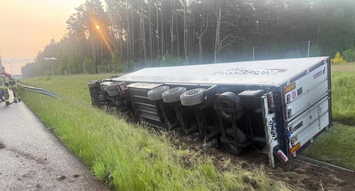 Samochód ciężarowy przebił bariery energochłonne na S6 i wpadł do rowu