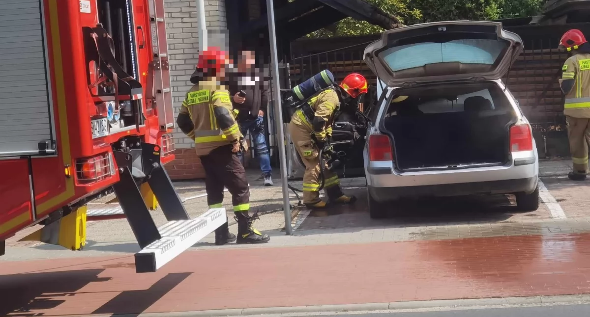 Pożar samochodu przy centrum ogrodniczym. Ogień pojawił się nagle – interweniowali strażacy