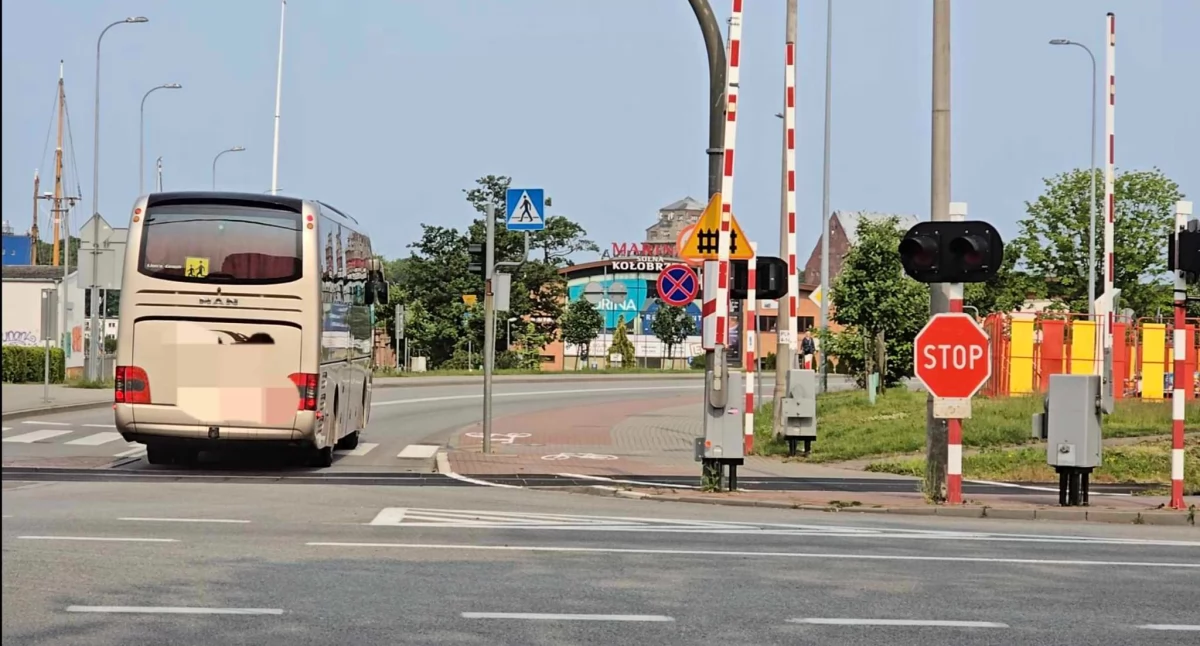 Awaria na przejeździe kolejowym. Kierowcy ignorują znak STOP [nagranie]