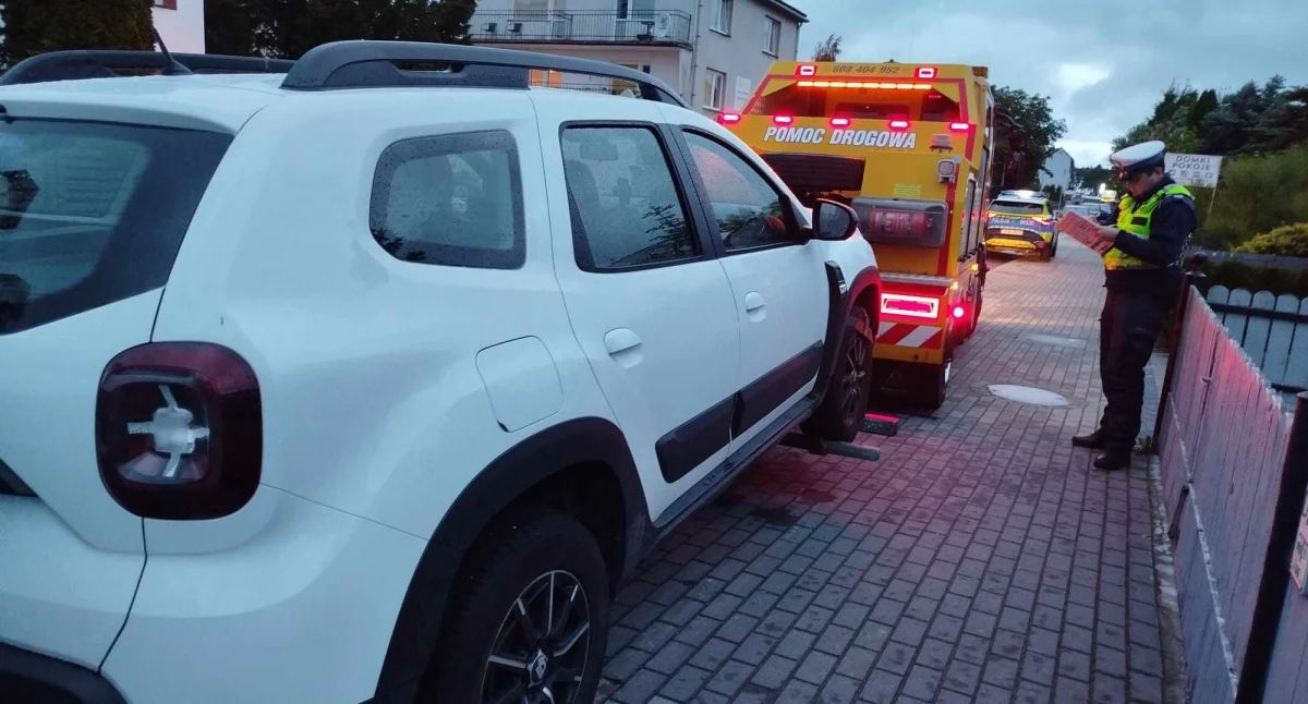 Zablokował wjazd mieszkańcom. Kierowca dostał mandat, zapłaci za holowanie i parking