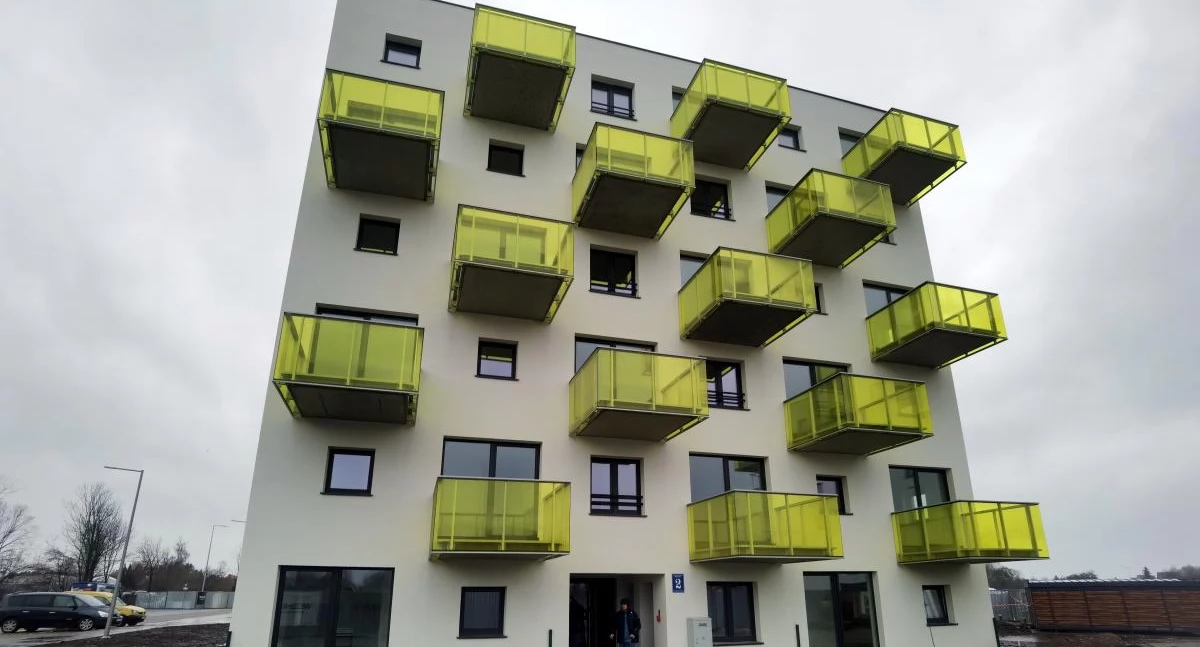 KTBS przenosi lokatorów i zleca ekspertyzę. Na Witkowicach odpada tynk