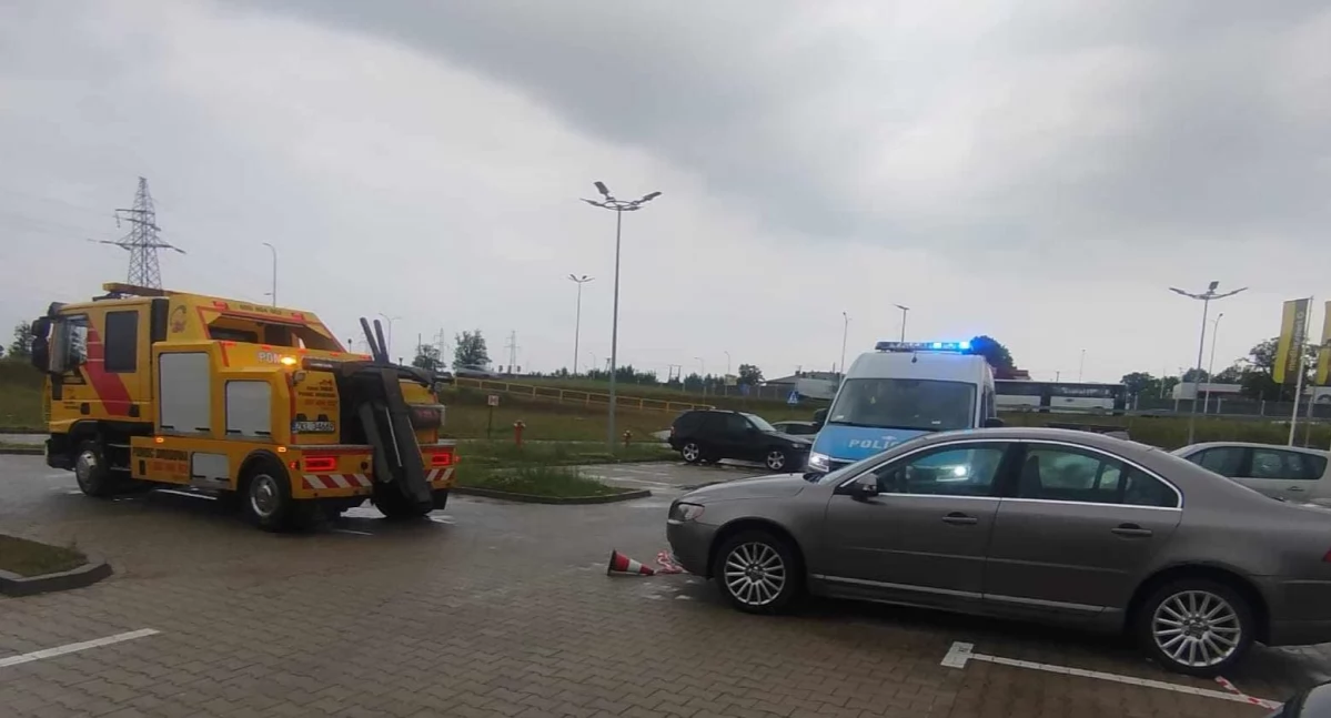 Porzucone volvo pod galerią handlową. Auto stało otwarte na środku parkingu