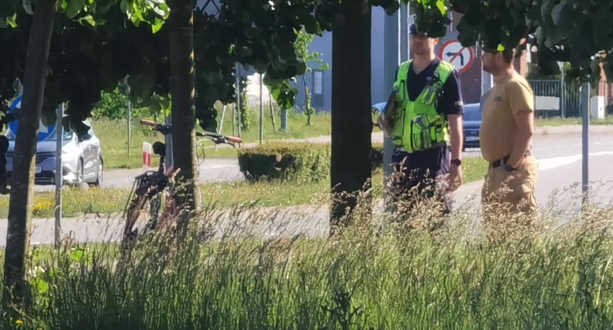 Potrącenie w pobliżu straży pożarnej. Rowerzystka z urazem głowy trafiła do szpitala