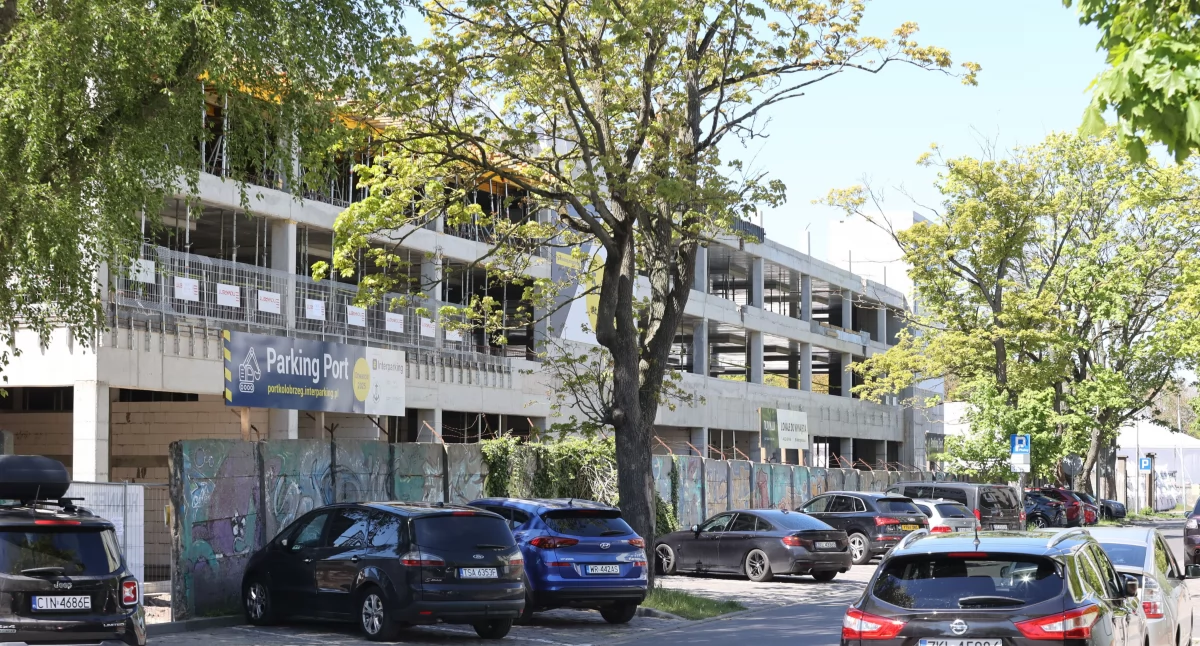 Lokale przy parkingu na ul. Portowej z pierwszymi najemcami. Wśród nich znane marki