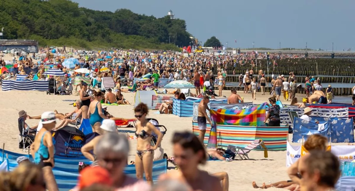 Weekend na kołobrzeskiej plaży. Tłumy korzystały z pięknej pogody [zdjęcia]
