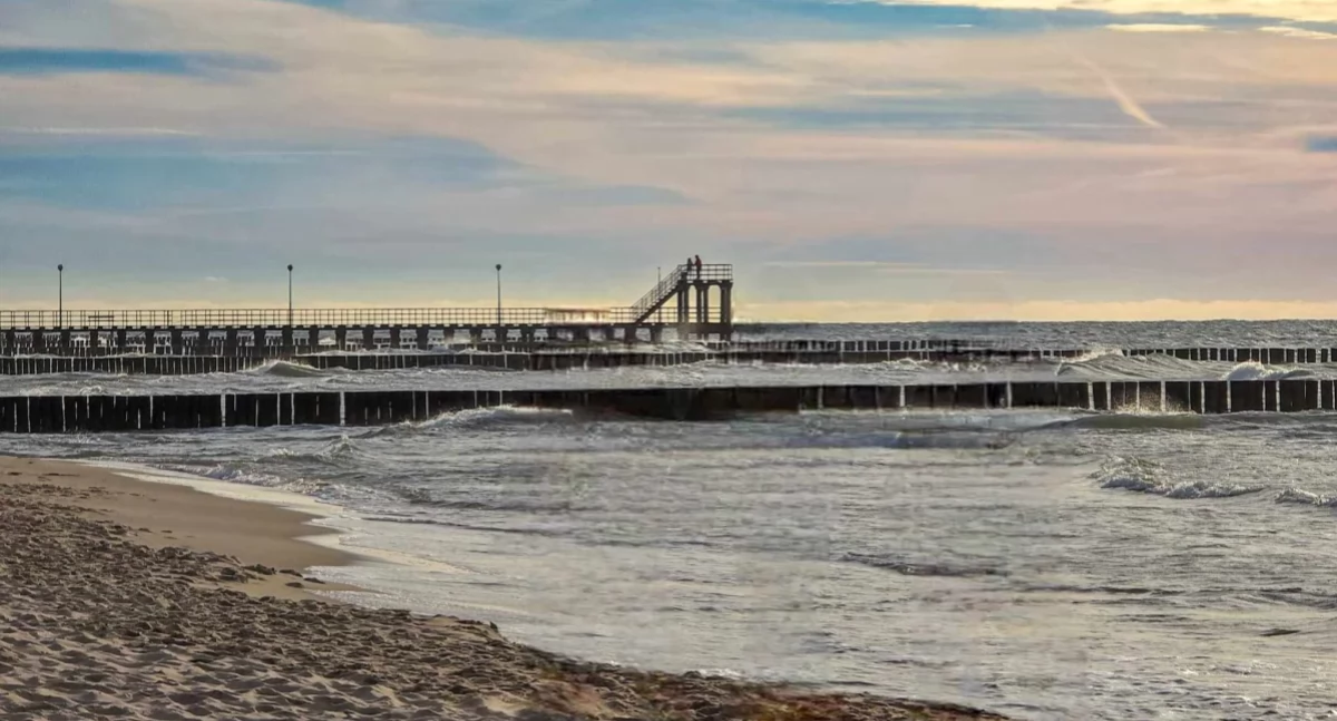 Zakaz kąpieli na plaży w Ustroniu Morskim. Woda nie spełnia norm sanitarnych