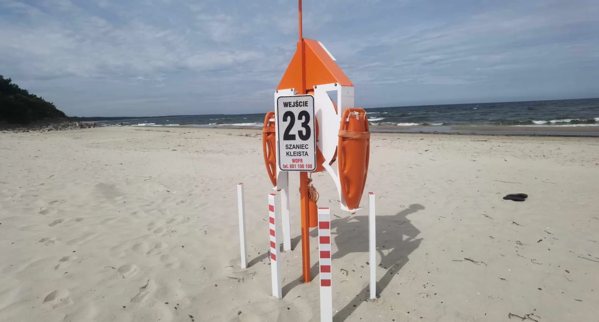 Na niestrzeżonych plażach zamontowano stojaki życia