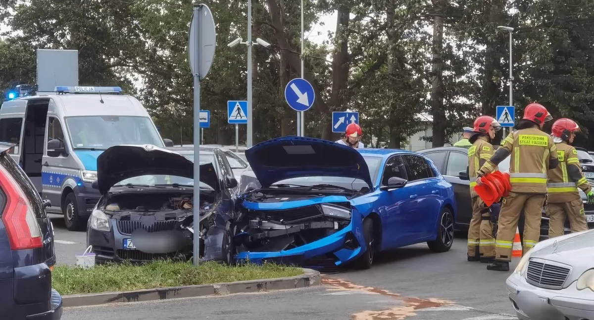 Zderzenie dwóch osobówek na wyjeździe z miasta. Utrudnienia w ruchu
