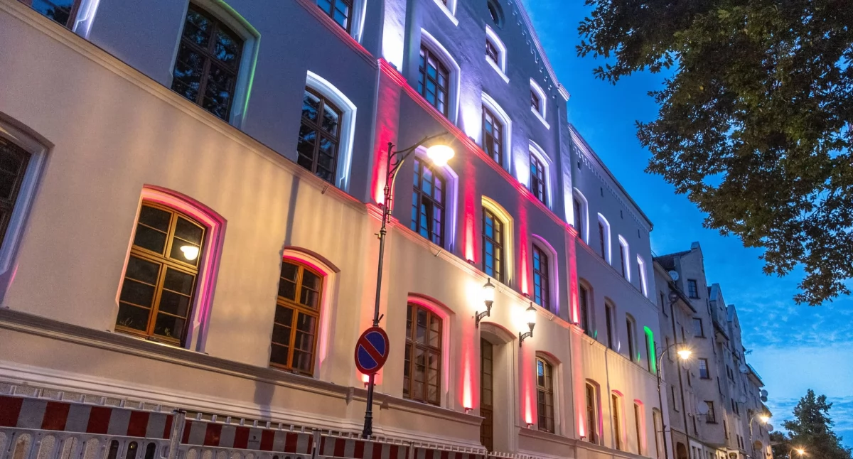 Kolorowy urząd? Nowa iluminacja daje takie możliwości