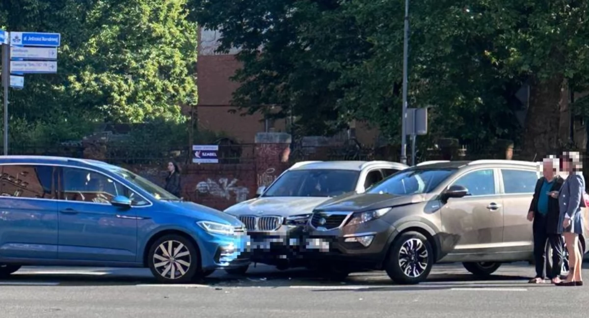 Kolizja trzech aut na ruchliwym skrzyżowaniu. Są utrudnienia