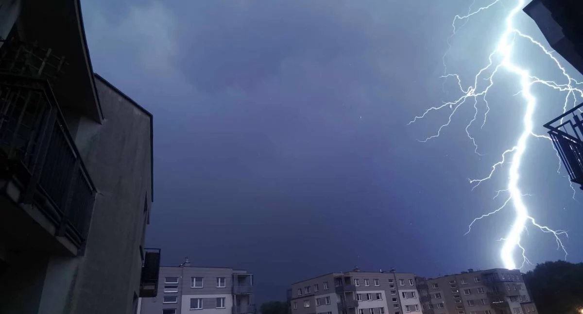 Burze, silny wiatr i deszcz. Wydano alert RCB