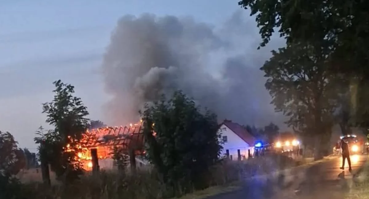 Pożar budynku. Z ogniem walczyło dziewięć zastępów straży pożarnej 