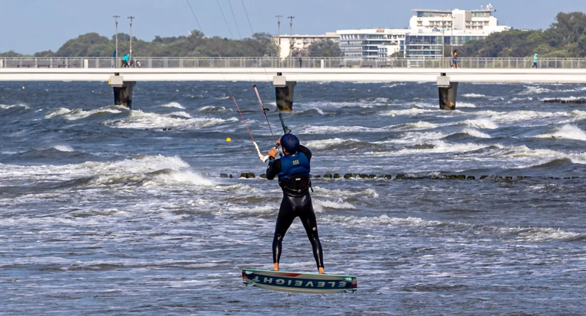 Kiedy plażowicze uciekają, oni wchodzą do wody (foto)