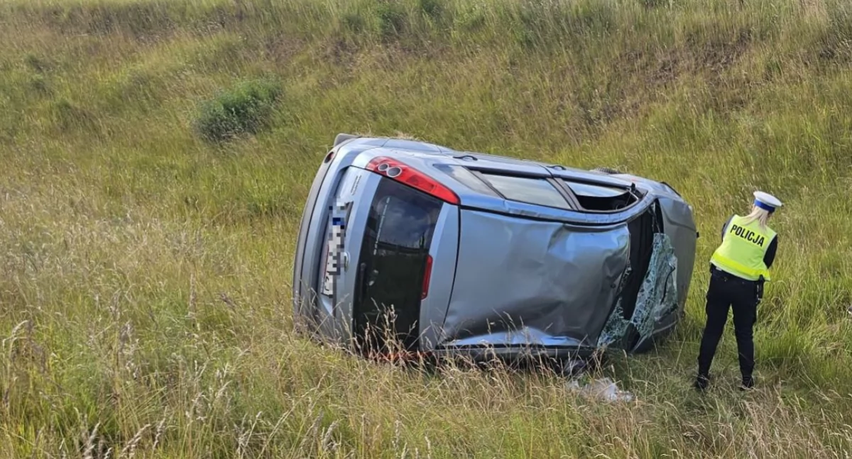 Porzucony samochód przy S6. Pojazd leżał w rowie [zdjęcia]