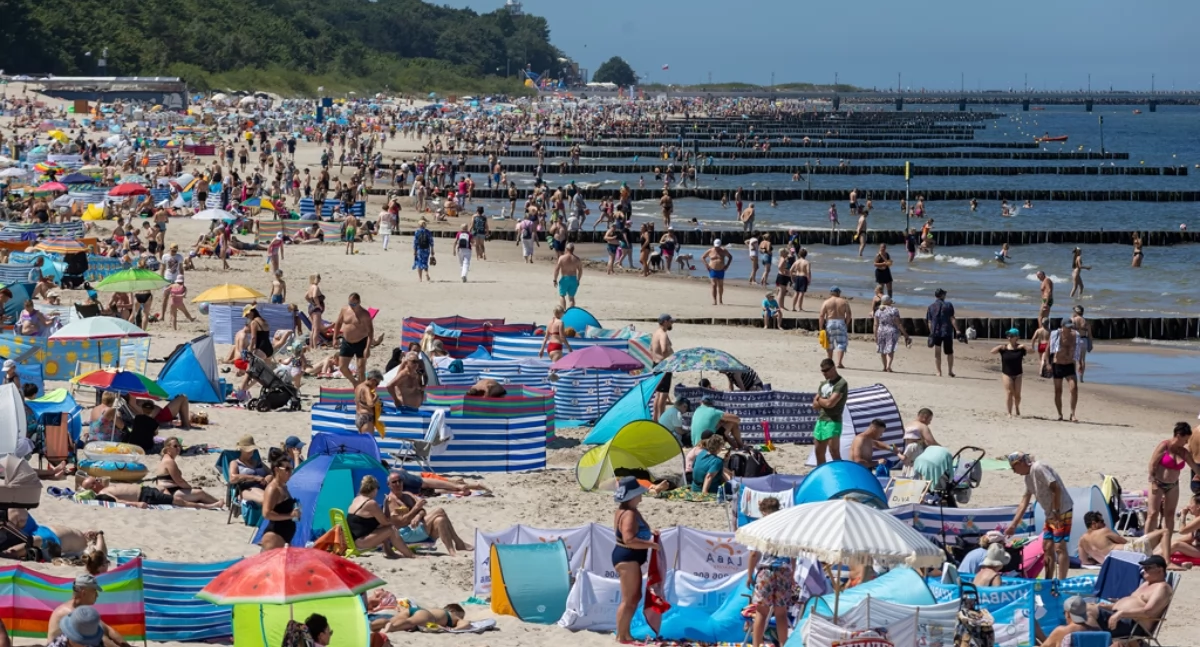 Lipiec wystartował w pełnym słońcu. Tak wyglądają plaże w Kołobrzegu